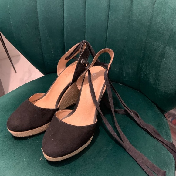 Shoes - Picture 1 of 4